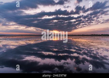 sonnenaufgang am federsee,Bad buchau,Wolken spiegeln sich im Wasser Stockfoto