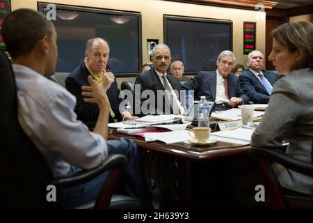 Präsident Barack Obama trifft sich in Situation Room über die laufenden Ermittlungen im Bombenanschlag auf den Boston-Marathon, 20. April 2013. Von links am Tisch: Tom Donilon, der Berater für nationale Sicherheit, Eric Holder, FBI-Direktor Robert Mueller, CIA-Direktor John Brennan und Lisa Monaco, Assistentin des Präsidenten für innere Sicherheit und Terrorismusbekämpfung. Stockfoto