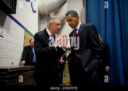 Präsident Barack Obama spricht mit dem Mehrheitsführer des Senats, Harry Reid (D-Nev.), hinter der Bühne vor seiner Ratssitzung an der Green Valley High School in Henderson, Nev., 19. Februar 2010. Stockfoto