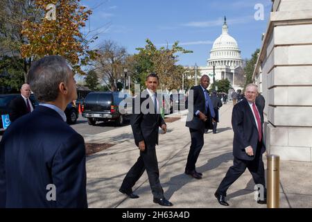 Präsident Barack Obama kommt am Cannon House Bürogebäude im US-Kapitol in Washington, D.C. an, um die Gesundheitsversorgung mit dem House Democratic Caucas zu besprechen, 7. November 2009. Er wird begleitet von Stabschef Rahm Emanuel, links, Reggie Love, dem persönlichen Berater des Präsidenten, und Wilson Livingood, rechts, dem Sergeant at Arms des US-Repräsentantenhauses. Stockfoto