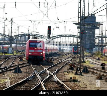 deutschland, bayern, münchen, Hauptbahnhof, Gleissystem, Bahnübergang, roter Regionalzug Stockfoto