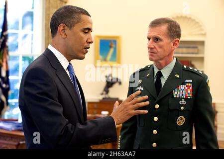 Präsident Barack Obama trifft sich am Dienstag, den 19. Mai 2009, mit dem neuen US-Kommandanten für Afghanistan, LT. General Stanley A. McChrystal, im Oval Office Stockfoto