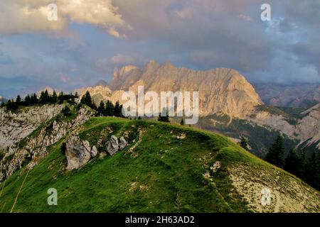 Blick auf die östliche karwendelspitze (2537 m),Vogelkarspitze (2522 m),hintere schlichtenkarspitze (2473 m),Bäralplekopf (2323 m),Abendwanderung zur Soiernspitze (2257 m),Sonnenuntergang,grasiger Bergrand auf der Jöcherle im Vordergrund,dramatische Wolkenstimmung,karwendel,werdenfels,bayern,mittelwald,deutschland Stockfoto