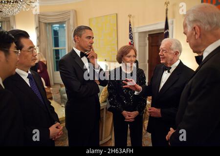 Präsident Barack Obama hört zusammen mit dem chinesischen Präsidenten Hu Jintao, der ehemaligen First Lady Rosalynn Carter und dem Vizepräsidenten Joseph Biden dem ehemaligen Präsidenten Jimmy Carter während eines Empfangs im Yellow Oval Room in der Residenz des Weißen Hauses am 19. Januar 2011 zu Stockfoto