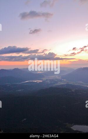 Wanderung,Blick von der oberen,obere Wettersteinspitze,2.297m auf das noch verschnörkende isartal,krün und wallgau zu sehen,links der barmsee im Hintergrund der walchensee,deutschland,bayern,oberbayern,werdenfelser Land,mittenwald, Stockfoto