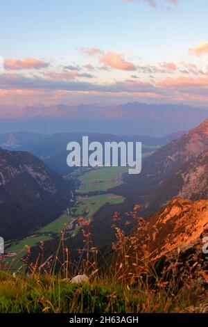 Blick von der oberen Wettersteinspitze,2.297m,Talblick Richtung österreich,leutasch mit den kleinen Siedlungen und Bauernhöfen im Hintergrund,das Dorf weidach ist zu sehen. Ein stimmungsvoller Sonnenaufgang. Stockfoto