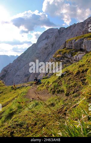 2 junge Frauen auf einer Wanderung,am Gamsanger (1974) Blick auf die kleine Wettersteinspitze,deutschland,bayern,oberbayern,werdenfelser Land,mittenwald,isartal Stockfoto