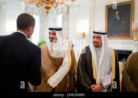 Präsident Barack Obama begrüßt Mitglieder der Delegation, die mit Al-Ahmad Al-Jaber Al-Sabah, dem Amir von Kuwait, reist, während eines Mittagessens im Speisesaal der Alten Familie des Weißen Hauses am 3. August 2009. Stockfoto