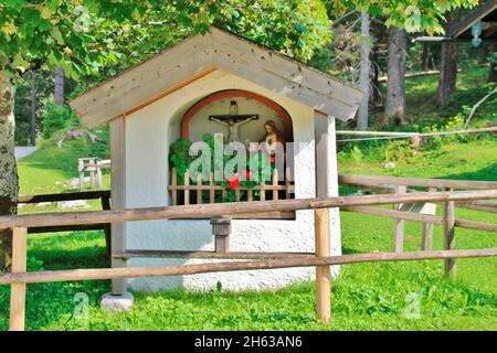 Schrein am Wegesrand an der vereiner alm zwischen soiern und nördlichem karwendel, deutschland, bayern, oberbayern, mittenwald Stockfoto