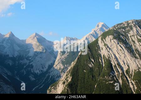 Blick in den Moserkar mit der Birkarspitze links,rauhkarlspitze,moserkarspitze in der Bildmitte,kühkarlspitze und die Sonnenspitzen (von links nach rechts),österreich,tirol,gleirschtal,absam Stockfoto