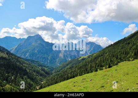 Plumsjochhütte (1630m) auf dem plumsjoch Blick auf die Hasentalalm im Hintergrund vom r. gamsjoch und der roßkopfspitze in der eng im karwendelgebirge,rißbachtal,tirol,österreich,europa,alm,eng-alm Stockfoto