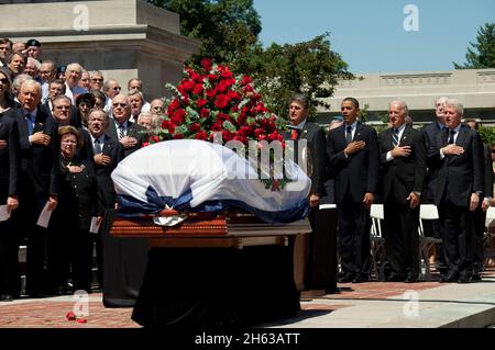 Präsident Barack Obama, Vizepräsident Joe Biden, Präsident Bill Clinton, West Virginia Gov. Joe Manchin und Mitglieder des Kongresses nehmen an der Gedenkfeier für Senator Robert C. Byrd im State Capitol in Charleston, W.VA, 2. Juli 2010 Teil. Stockfoto