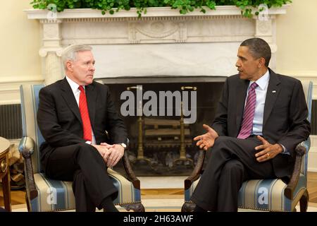 (17. Juni 2010) Präsident Barack Obama trifft sich mit dem Navy-Minister Ray Mabus im Oval Office. Mabus wurde von Obama ausgewählt, um einen langfristigen Plan für die Wiederherstellung der Golfküstenregion nach der Ölpest „Deepater Horizon“ zu entwickeln. Deepwater Horizon war eine Ölplattform mit extrem tiefem Wasser, die am 22. April sank und eine massive Ölpest verursachte, die die US-Golfküste bedrohte. Stockfoto