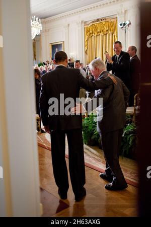 Präsident Barack Obama und Senator Ted Kennedy betreten den Ostraum des Weißen Hauses, um an der zweiten Sitzung eines Gesundheitsgipfels mit Kongressmitgliedern am 5. März 2009 teilzunehmen. Stockfoto