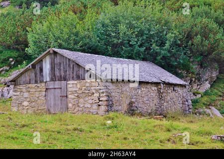 Wanderung zum Zreiner See auf 4 Hektar Bergsee auf 1799 m in den brandenberger alpen,tirol,münster Gemeinde,alte Steinmauer-Almhütte mit Schindeldach Stockfoto