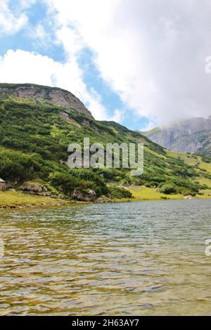 Wanderung zum Zreiner See auf 4 Hektar Bergsee auf 1799 m in den brandenberger alpen,tirol,der Latschberg links (1949 m) Stockfoto