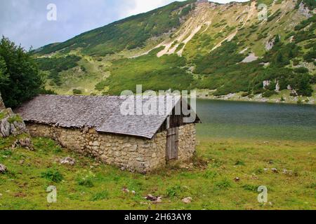 Wanderung zum Zreiner See auf 4 Hektar Bergsee auf 1799 m in den brandenberger alpen,tirol,münster Gemeinde,alte Steinmauer-Almhütte mit Schindeldach Stockfoto