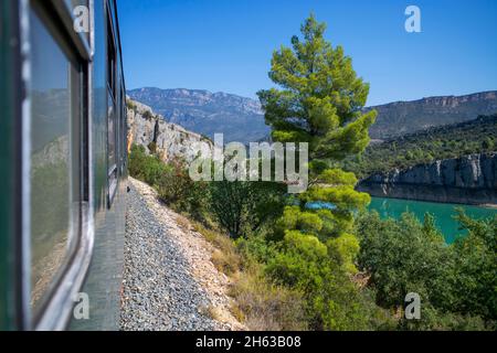 Tren dels llacs Vintage Rail Travel. Lagunenzug von Lleida nach Pobla de Segur in Pallars Jussà, Pyrenäen, Katalonien (Spanien, Europa). Historische tra Stockfoto