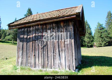 deko herz,dekoherz,auf der Hütte in mittenwald,deutschland,bayern,oberbayern,werdenfelserland,isartal Stockfoto