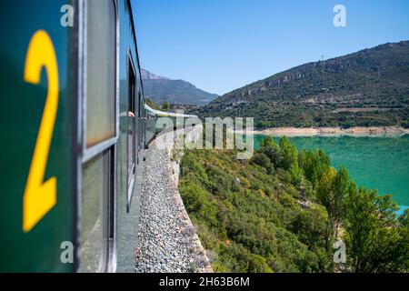 Tren dels llacs Vintage Rail Travel. Lagunenzug von Lleida nach Pobla de Segur in Pallars Jussà, Pyrenäen, Katalonien (Spanien, Europa). Historische tra Stockfoto