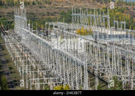 russland, sibirien, bratsk, Wasserkraftwerk, Strommasten im Umspannwerk Stockfoto