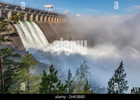 russland, sibirien, bratsk, Wasserkraftwerk und Wasserablauf Stockfoto