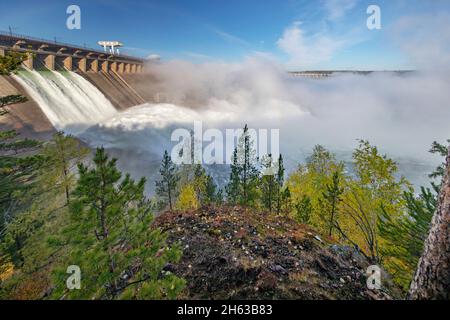 russland, sibirien, bratsk, Wasserkraftwerk und Wasserablauf Stockfoto