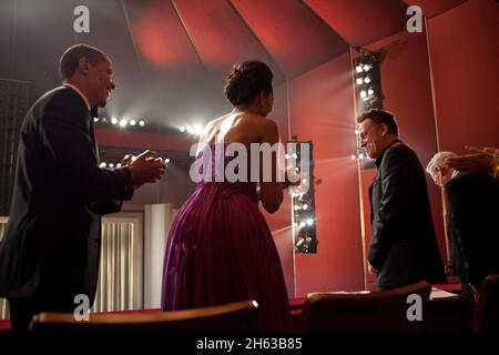 Präsident Barack Obama und First Lady Michelle Obama applaudieren dem Musiker Bruce Springsteen während der Kennedy Center Honors am 6. Dezember 2009 im John F. Kennedy Center for the Performing Arts in Washington, D.C. Stockfoto