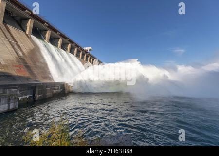 russland, sibirien, bratsk, Wasserkraftwerk und Wasserablauf Stockfoto