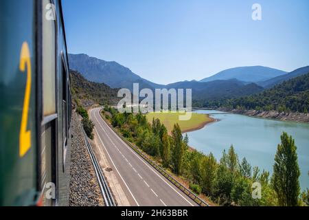 Eine der Lagunen im Tren dels llacs Vintage Rail Travel. Lagunenzug von Lleida nach Pobla de Segur in Pallars Jussà, Pyrenäen, Katalonien (Spanien Stockfoto