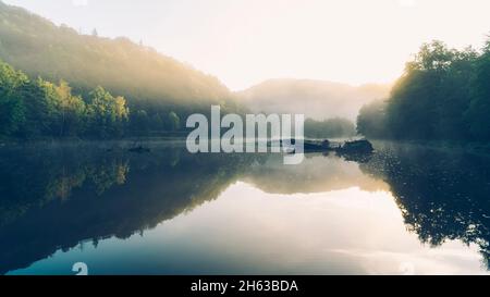 Morgenstimmung über dem rursee Stockfoto