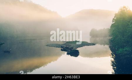 Morgenstimmung über dem rursee Stockfoto