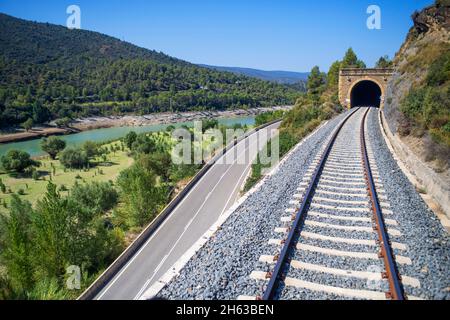 Noguera Ribagorçana. Tren dels llacs Vintage Rail Travel. Lagunenzug von Lleida nach Pobla de Segur in Pallars Jussà, Pyrenäen, Katalonien (Spai Stockfoto