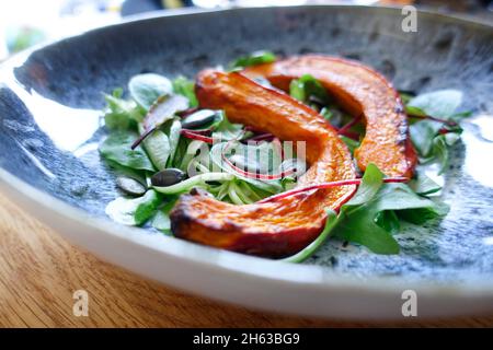 Kürbis mit Salat auf dem Teller Stockfoto