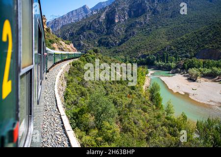 Tren dels llacs Vintage Rail Travel. Lagunenzug von Lleida nach Pobla de Segur in Pallars Jussà, Pyrenäen, Katalonien (Spanien, Europa). Historische tra Stockfoto