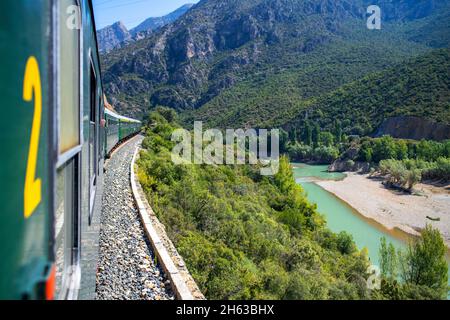 Tren dels llacs Vintage Rail Travel. Lagunenzug von Lleida nach Pobla de Segur in Pallars Jussà, Pyrenäen, Katalonien (Spanien, Europa). Historische tra Stockfoto