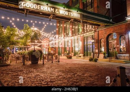 Nachtansicht der Trinity Street im alten Distillery-Viertel in der Innenstadt von Toronto Stockfoto