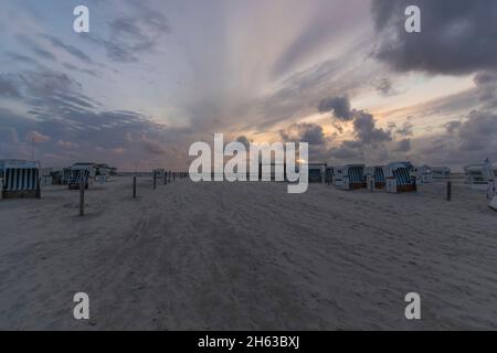 Am Strand von sankt peter ording in Sonnenuntergang, deutschland. Stockfoto