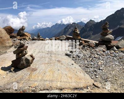 Steinfiguren auf dem stubaier Gletscher im Sommer,Skigebiet,eisgrat Bergstation,Natur,Berge,Sommer,Schnee,neustift,stubaital,tirol,österreich Stockfoto