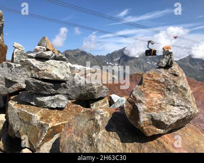 Steinfiguren auf dem stubaier Gletscher im Sommer,3er eisgrat Bahn,Skigebiet,eisgrat Bergstation,Natur,Berge,Sommer,Schnee,neustift,stubaital,tirol,österreich Stockfoto