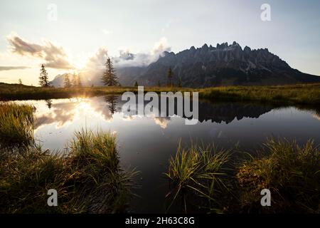 Spiegelung des hochkönig-Massivs in einem kleinen Teich. Stockfoto