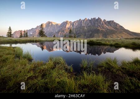 Spiegelung des hochkönig-Massivs in einem kleinen Teich. Stockfoto