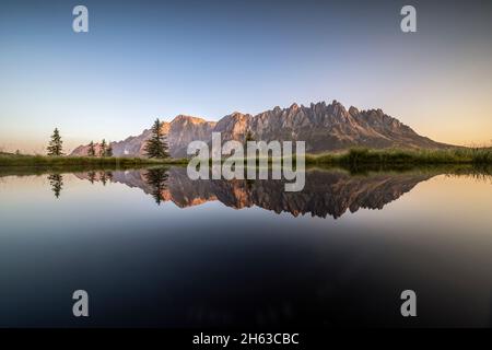 Spiegelung des hochkönig-Massivs in einem kleinen Teich. Stockfoto