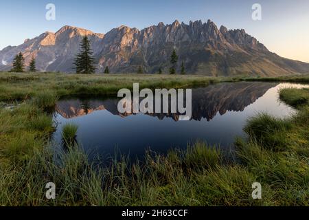 Spiegelung des hochkönig-Massivs in einem kleinen Teich. Stockfoto