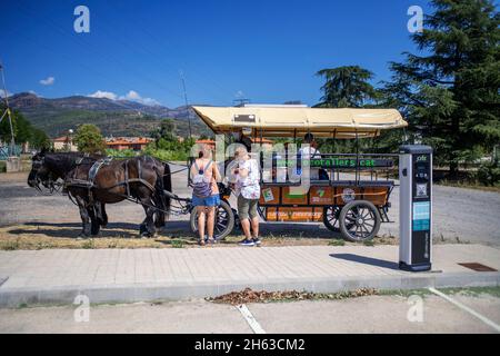 Kutschfahrten im Dorf Pobla de Segur und im nördlichen Teil des Sant Antoni Reservoirs (Pallars Sobirà, Katalonien, Spanien, Pyrenäen) ESP: VI Stockfoto