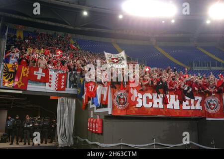 Rom, Italien, 12. November 2021. Schweizer Fans im Bild nach dem letzten Pfiff des FIFA-WM-Qualifikationsspiel im Stadio Olimpico, Rom. Bildnachweis sollte lauten: Jonathan Moscrop / Sportimage Kredit: Sportimage/Alamy Live News Stockfoto