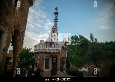 antoni gaudis Künstlerpark guell in barcelona, spanien. Dieser modernistische Park wurde zwischen 1900 und 1914 erbaut und ist eine beliebte Touristenattraktion. Stockfoto