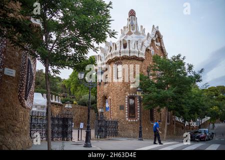 antoni gaudis Künstlerpark guell in barcelona, spanien. Dieser modernistische Park wurde zwischen 1900 und 1914 erbaut und ist eine beliebte Touristenattraktion. Stockfoto