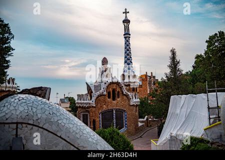 antoni gaudis Künstlerpark guell in barcelona, spanien. Dieser modernistische Park wurde zwischen 1900 und 1914 erbaut und ist eine beliebte Touristenattraktion. Stockfoto