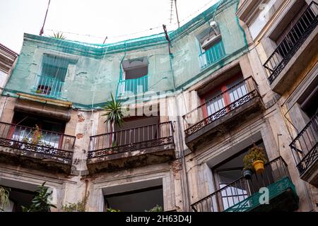 Impressionen von barcelona - eine Stadt an der Küste des nordöstlichen spaniens. Sie ist die Hauptstadt und größte Stadt der autonomen Gemeinschaft katalonien sowie die zweitbevölkerungsreichste Gemeinde spaniens. Stockfoto